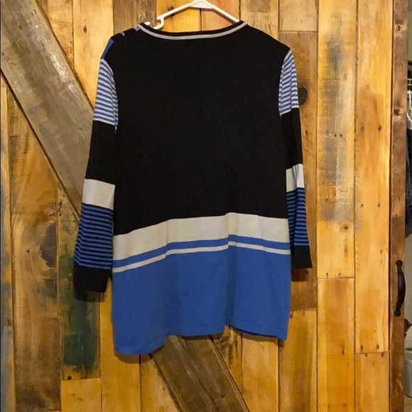 Classy graphic sweater with button detail - Picture 3 of 3
